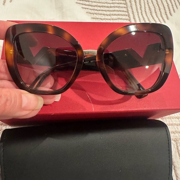 Valentino Garavani Tortoise Shell Cat-Eye Sunglasses main image 8